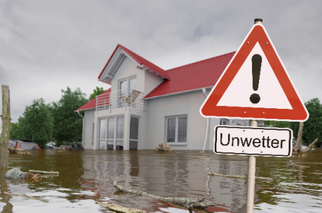Straße ist überflutet, Haus steht im Wasser, Warnschild Vorsicht Hochwasser
