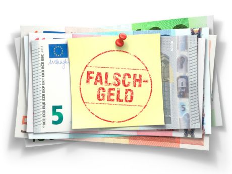 Bündel Banknoten mit Post-it-Falschgeld