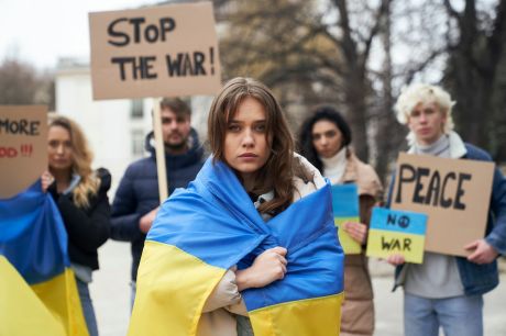 Friedliche Demonstration von Jugendlichen fuer den Frieden in der Ukraine
