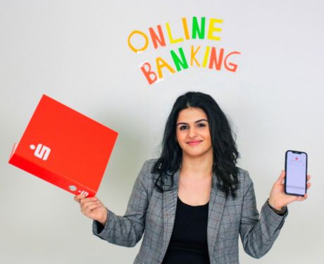 Auszubildende gibt Tipps zum Online-Banking